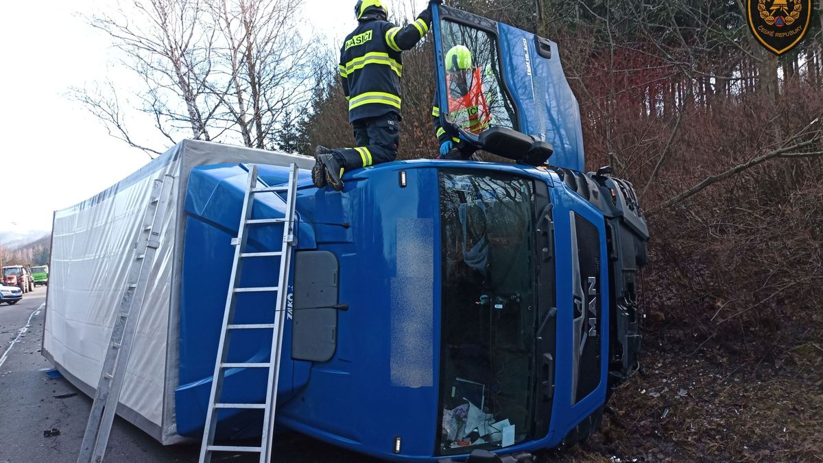 Tři zranění po srážce auta s kamionem na Vsetínsku